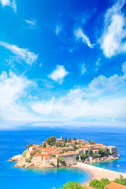 Belle vue sur l'île-station balnéaire de Saint Stefan (Sveti Stefan) sur la Riviera de Budva, Budva, Monten