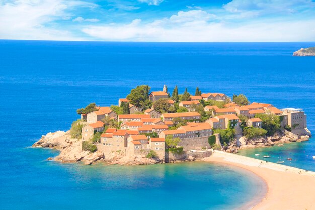 Belle vue sur l'île-station balnéaire de Saint Stefan (Sveti Stefan) sur la Riviera de Budva, Budva, Monten