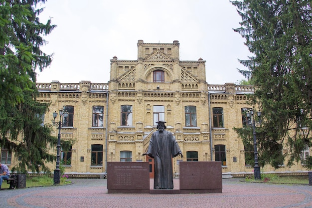 Photo belle vue sur l'institut polytechnique de kiev nommé d'après igor sikorsky à kiev, en ukraine