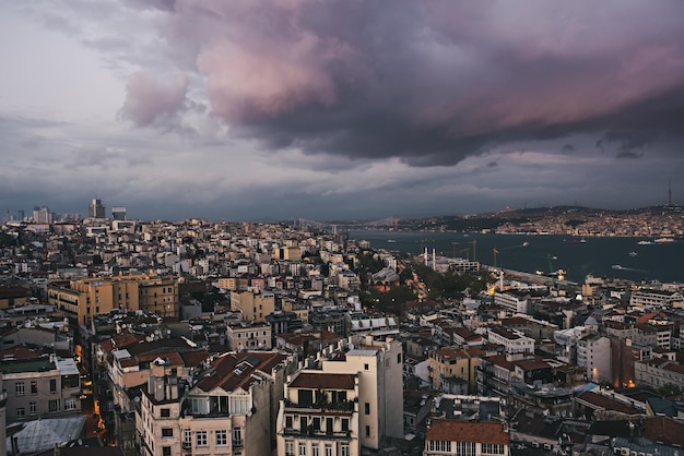 Belle vue sur Istanbul, Turquie avec le ciel sombre dramatique orageux et les nuages, fond turc de voyage en plein air