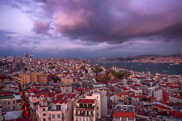 Belle vue sur Istanbul, Turquie avec le ciel sombre et les nuages dramatiques orageux, voyage en plein air fond turc