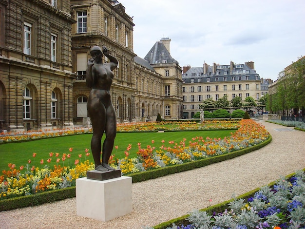 Belle vue sur le jardin un jour de printemps Paris France