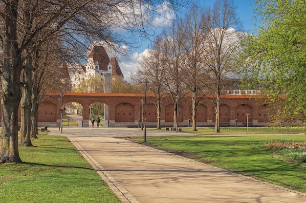 Belle vue sur une journée ensoleillée dans un parc en allemagne ingolstadt