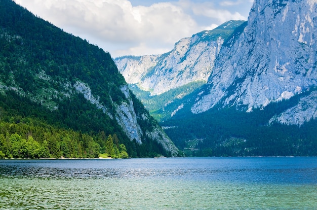 Belle vue sur le lac alpin de l'été Altausseer, Autriche