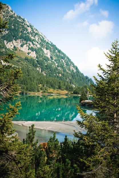 Une belle vue sur le lac d'aviolo