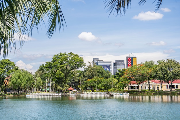 Belle vue sur le lac et les bâtiments modernes dans le parc Lumpini, Bangkok, Thaïlande