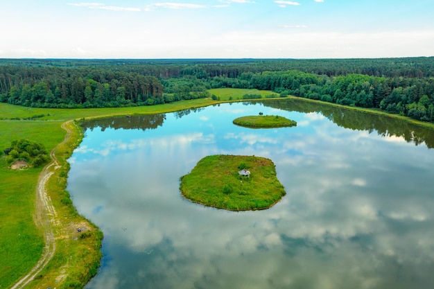 Belle vue sur le lac dans les petites îles forestières pour se détendre sur le paysage d'été du lac