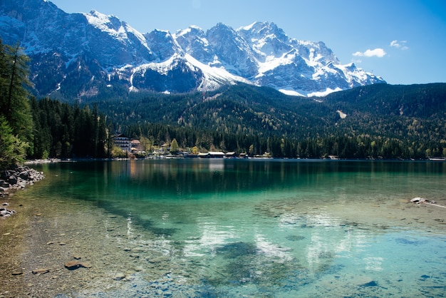 Belle vue sur le lac à eibsee et zugspitze