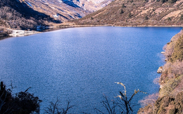 Photo belle vue sur le lac kaltal à gorkha, au népal.