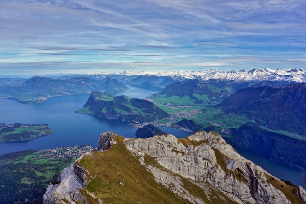 Belle vue sur le lac de Lucerne (Vierwaldstattersee), la montagne Rigi et les Alpes suisses depuis la montagne Pilatus, Suisse.