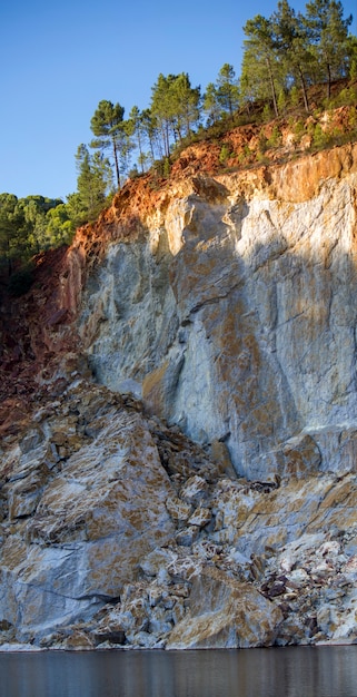 Photo belle vue sur un lac minier acide situé à rio tinto, en espagne.