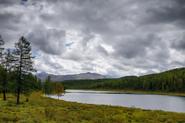 Belle vue sur le lac de montagne