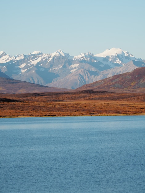 Photo belle vue sur un lac et des montagnes enneigées