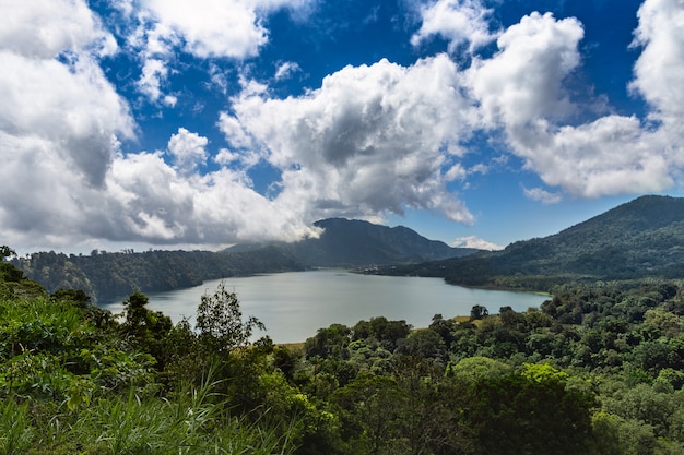 Photo belle vue sur le lac et les montagnes