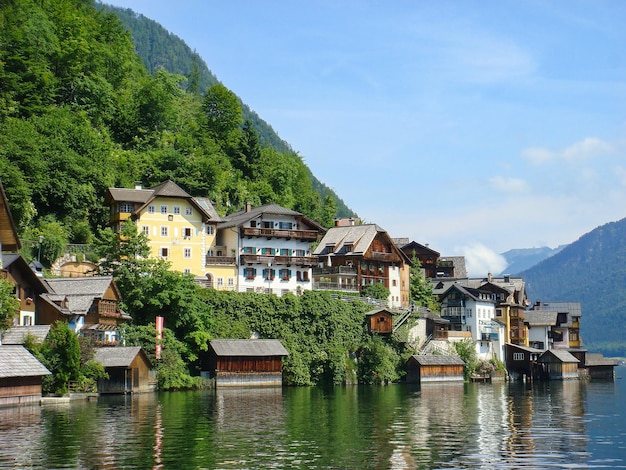 Belle vue sur le lac et la ville un jour d'été Hallstatt Autriche