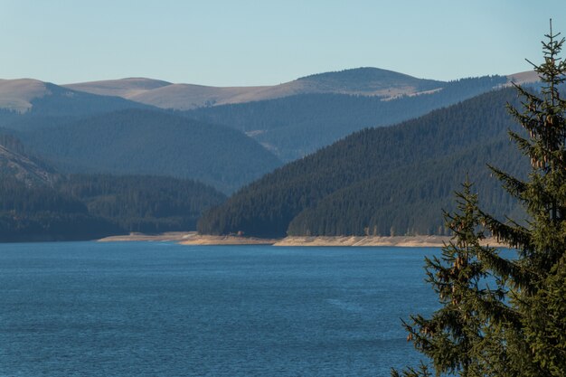 Une belle vue sur le lac