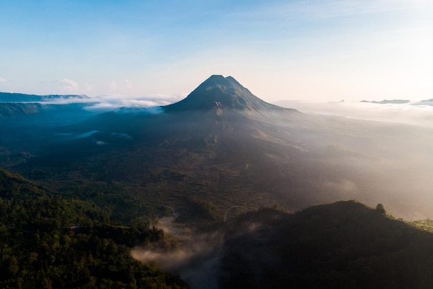 Photo belle vue lever du soleil et brume au volcan batur kintamani bali indonésie vue du lever du soleil sur le volcan batur île de bali indonésie volcan de bali paysage naturel de bali