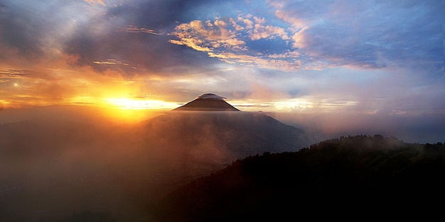 Belle vue sur le lever du soleil depuis le sommet de la colline de Sikunir à Dieng, Indonésie