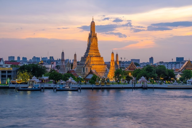 Belle vue sur la ligne de ciel de la ville à Bangkok ThailandWat Arun