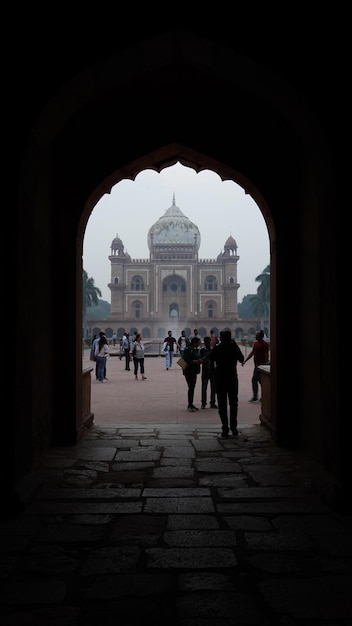 Une belle vue lointaine du tombeau de safdarjung