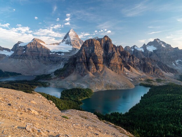 Belle vue lointaine sur le mont Assiniboine avec lacs et forêts au premier plan au Canada