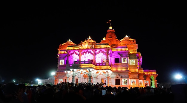 Belle vue de lumière colorée de nuit de l'image de prem mandir