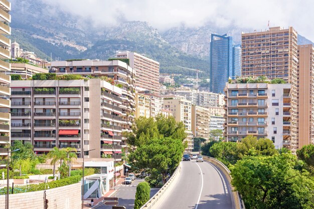 Belle vue sur la lumière du jour pour les grands bâtiments et les grandes montagnes vertes