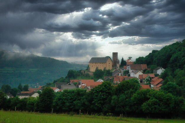 Belle vue sur les maisons d'un village rural