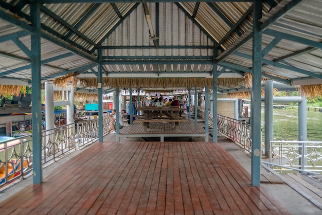 Une belle vue sur le marché flottant de Talling Chan à Bangkok en Thaïlande