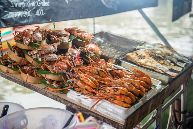 Une belle vue sur le marché flottant de Talling Chan situé à Bangkok en Thaïlande