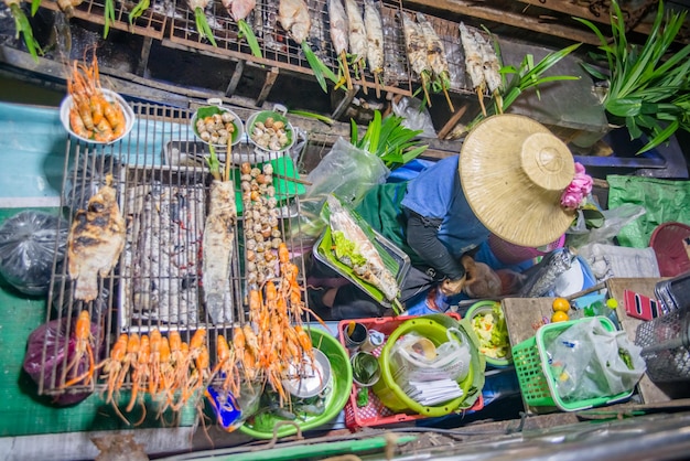 Une belle vue sur le marché flottant de Talling Chan situé à Bangkok en Thaïlande