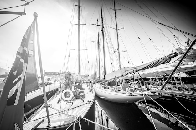 Photo belle vue de la marina sur les voiliers et les bateaux à moteur dans le port photo en noir et blanc