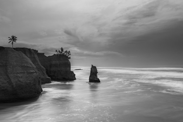 Belle vue matinale sur la belle plage d'Indonésie par une journée ensoleillée