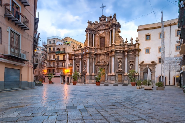 Belle vue matinale sur l'église baroque de Sainte Anne la Miséricorde à Palerme, Sicile, sud de l'Italie