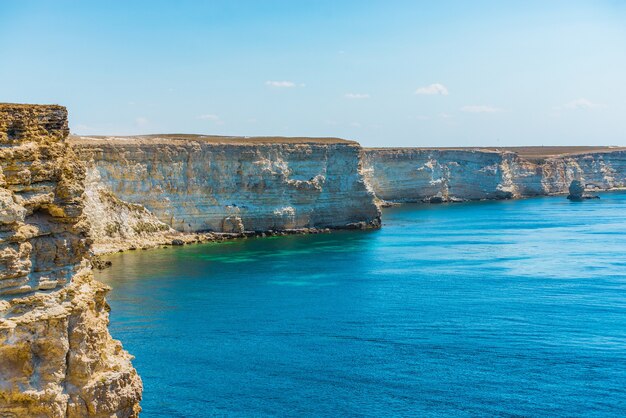 Belle vue sur la mer bleue et la montagne