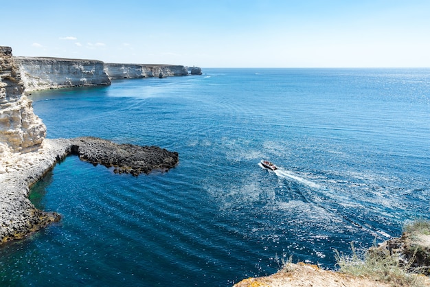 Belle vue sur la mer bleue et la montagne