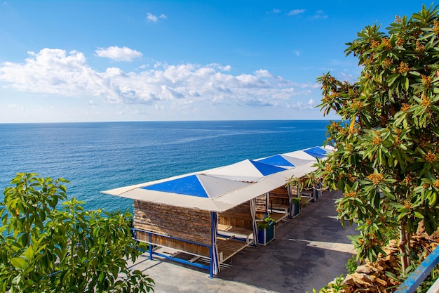 Belle vue sur la mer depuis le café côtier