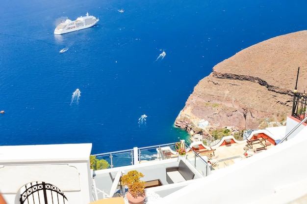 Belle vue sur la mer depuis les montagnes de Santorin