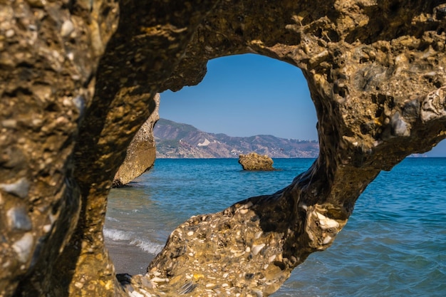 Belle vue sur la mer Méditerranée à travers les formations rocheuses de la plage de Nerja
