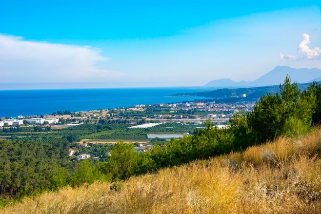 Belle vue sur la mer et la ville de Kemer. Capturé de la colline boisée à travers les pins. Kemer, Turquie