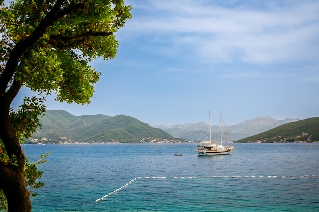 Belle vue mer avec un yacht à l'ancienne