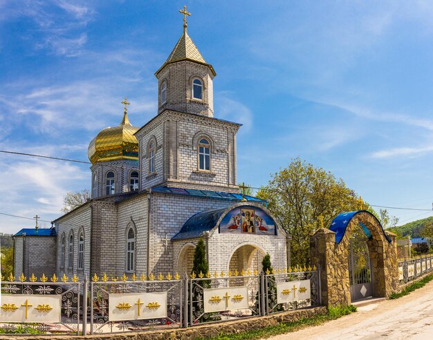 Belle vue sur le monastère de la femme Kalarashovsky HolyUspensky dans le couvent Sany Sammer Day situé sur la rive droite du Dniestr près du village de Kalarashovka Couvent de Moldavie fondé au XVIe siècle