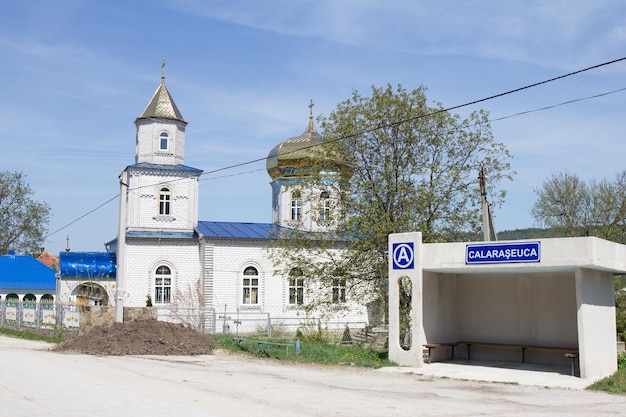 Photo belle vue sur le monastère de la femme kalarashovsky holyuspensky dans le couvent sany sammer day situé sur la rive droite du dniestr près du village de kalarashovka couvent de moldavie fondé au xvie siècle