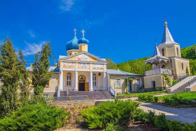 Belle vue sur le monastère de la femme Kalarashovsky HolyUspensky dans le couvent Sany Sammer Day situé sur la rive droite du Dniestr près du village de Kalarashovka Couvent de Moldavie fondé au XVIe siècle