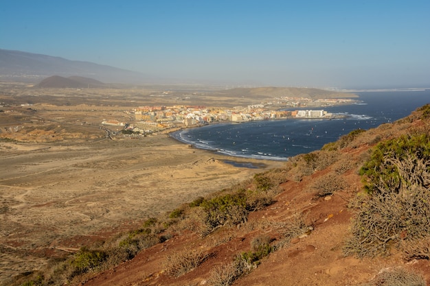 Photo belle vue sur le mont roja. belle vue sur l'océan. ténérife, îles canaries, espagne.