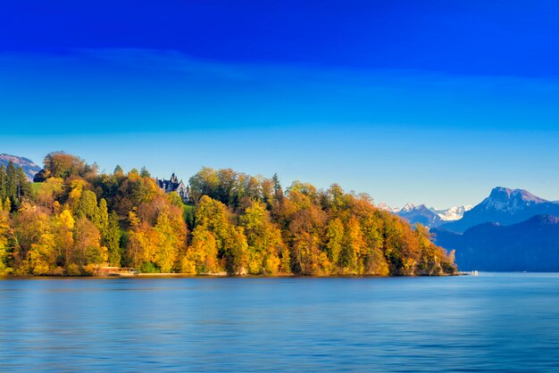 Belle vue sur la montagne avec lac contre ciel bleu