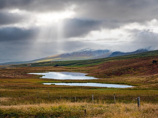 Belle vue sur la montagne lors d'un voyage en voiture en Islande Spectaculaire paysage islandais avec une nature pittoresque montagnes champs nuages lacs glaciers