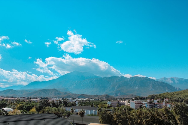 Belle vue sur la montagne avec paysage de nuages