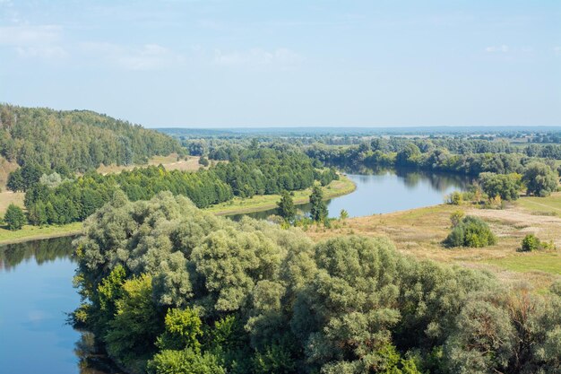 Belle vue de la montagne à la rivière Desna en été