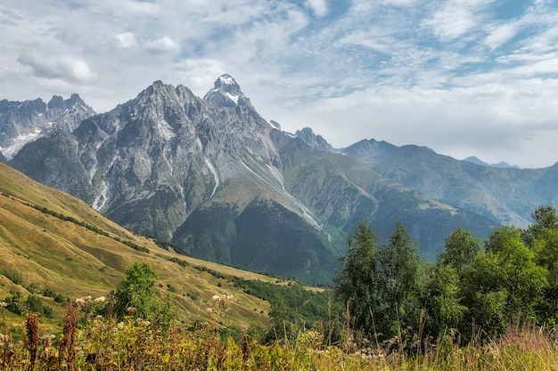 Belle vue sur la montagne Ushba du côté ouest